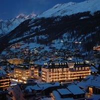 Отель Le Petit Cervin Церматт Экстерьер фото The resort at night
