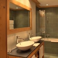 Отель Le Petit Cervin Церматт Экстерьер фото Bathroom with shower and bath